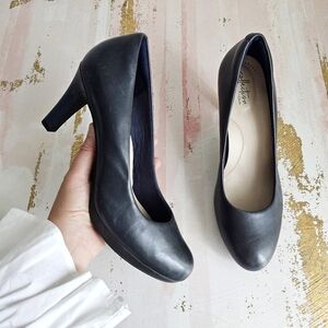Clarks Collection Ambyr Joy Navy Leather Heels Size 10 Ultimate Comfort Pumps